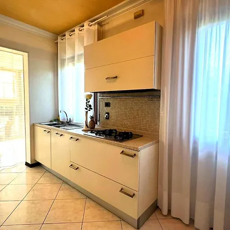 Casa De Lazzari: Family In Apartment