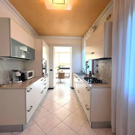 Casa De Lazzari: Family In Apartment *