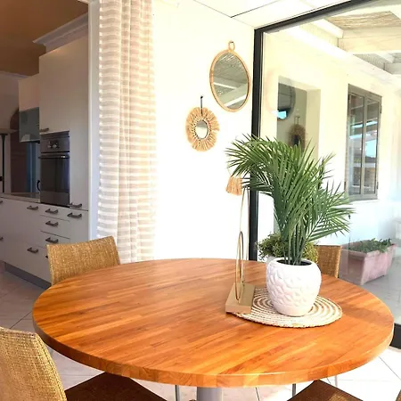 Casa De Lazzari: Family In Apartment