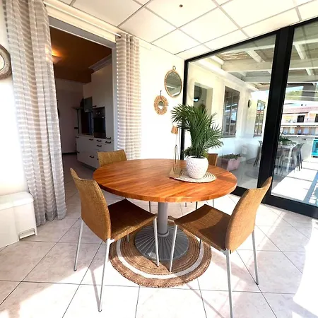 Casa De Lazzari: Family In Apartment *