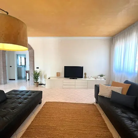 Casa De Lazzari: Family In Apartment