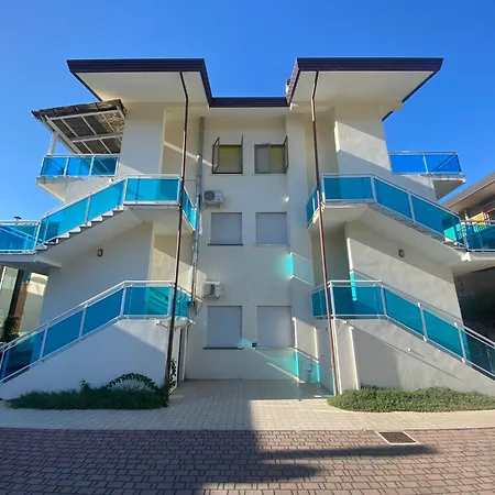 Casa De Lazzari: Family In *
