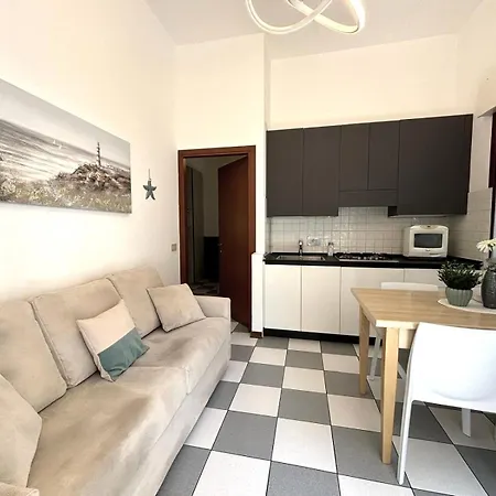 Casa De Lazzari: Family In *